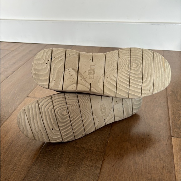 UGGS - Picture 9 of 9